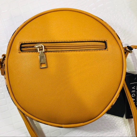 Vegan leather purse with adjustable strap. - Picture 5 of 8